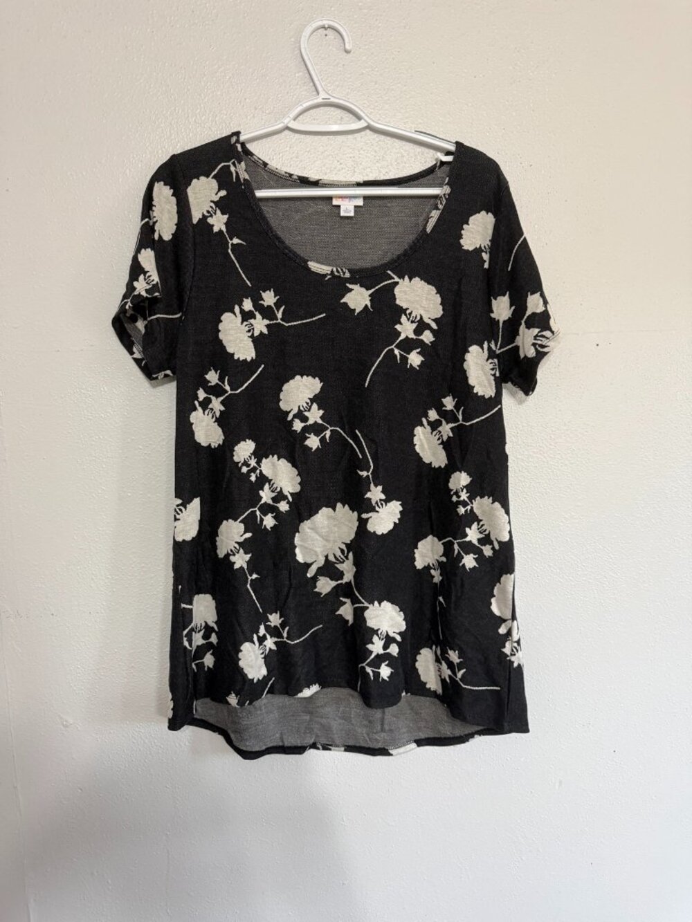 NWOT LuLaRoe Classic T Black White Floral Top L 🖤